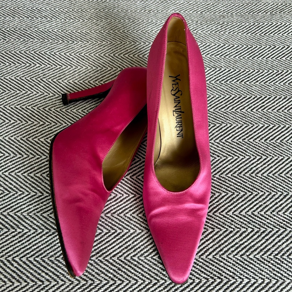 STUNNING Vintage YSL Satin Pump